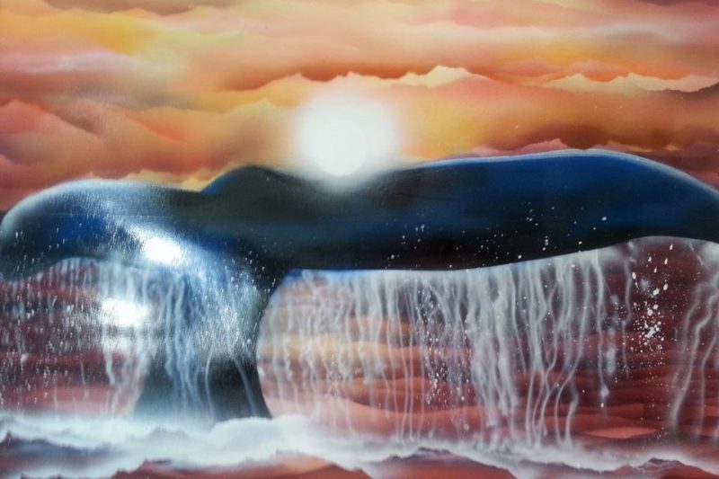 Peinture d'une queue de baleine émergeant de l'océan au coucher de soleil