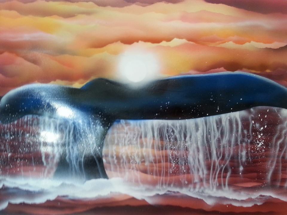 Peinture d'une queue de baleine émergeant de l'océan au coucher de soleil