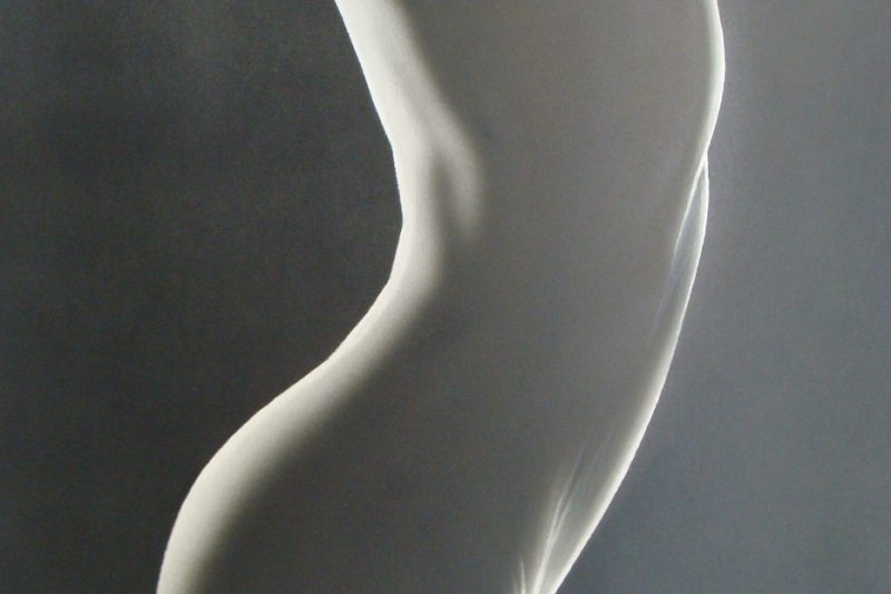 Nu féminin en noir et blanc aux courbes lumineuses aérographe hyperréaliste