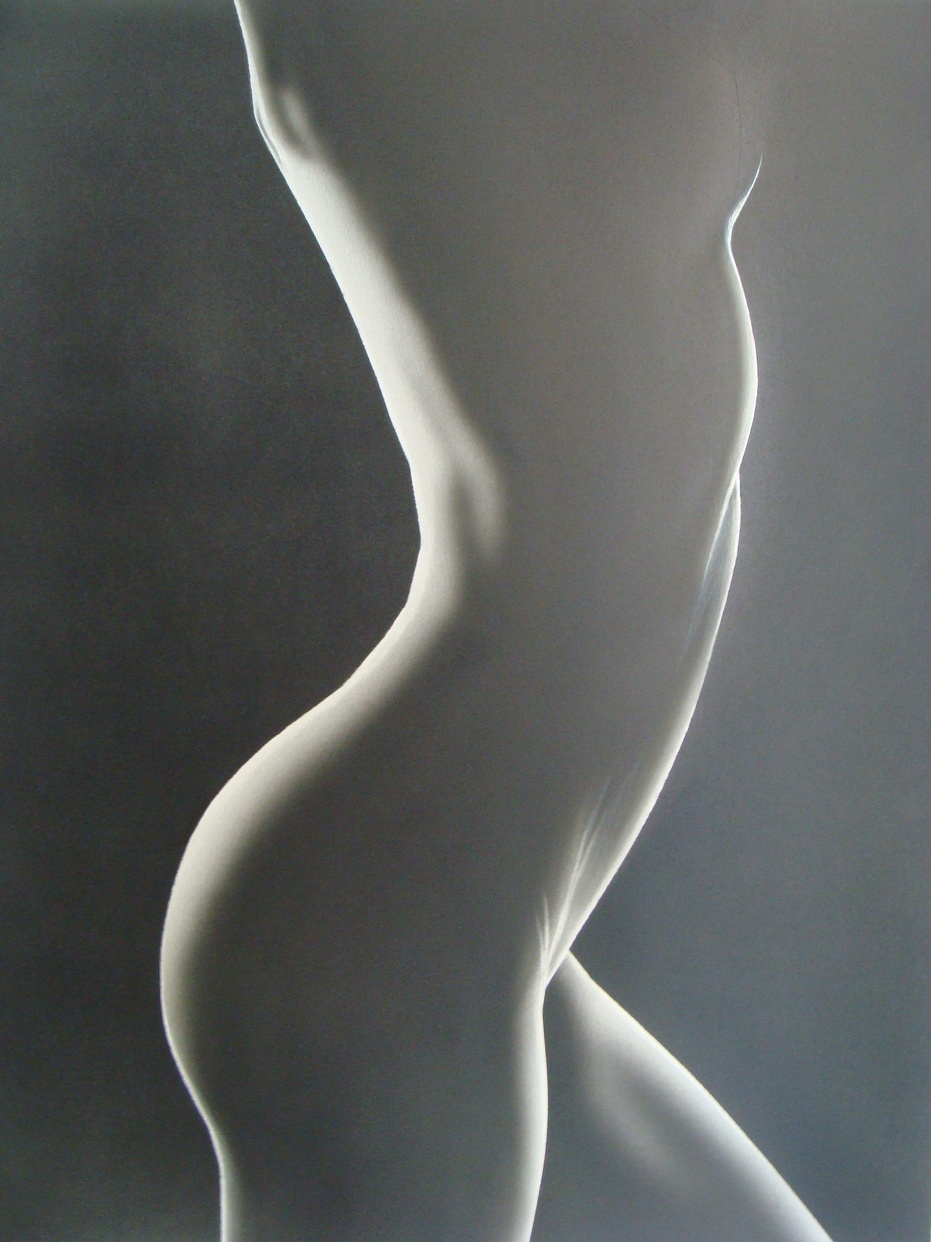 Nu féminin en noir et blanc aux courbes lumineuses aérographe hyperréaliste