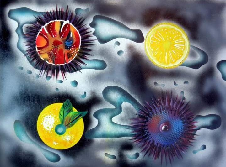 Peinture surréaliste de deux oursins citron et pomme verte sur fond gris fumé