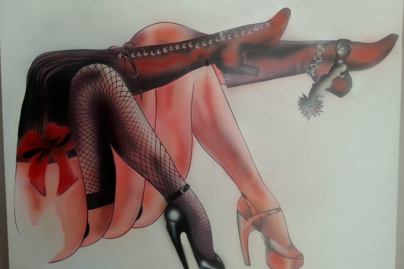 Jambes féminines en bas résille et talons hauts rouge et noir aérographe pop art