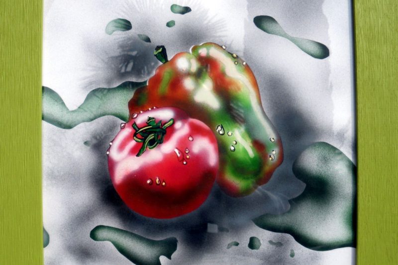 Tomate rouge et poivron vert sur fond gris éclaboussures aérographe hyperréaliste