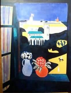 Vue depuis une fenêtre sur la médina de Tanger avec vase fleuri et paysage marocain