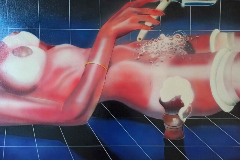 Corps féminin rouge allongé avec rasoir et mousse composition hyperréaliste aérographe