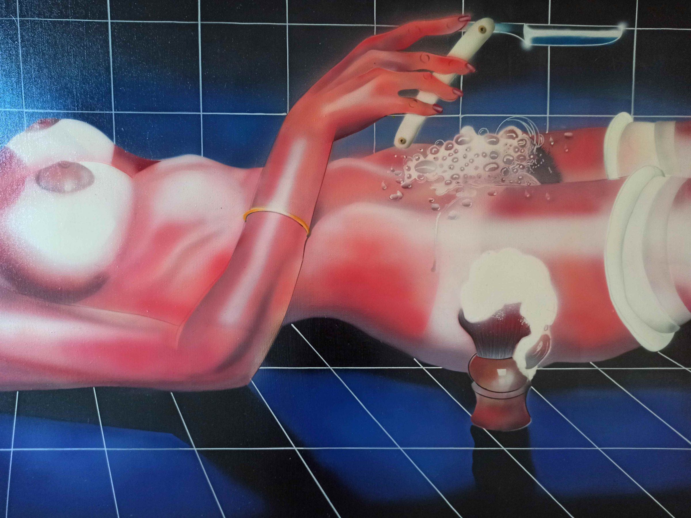 Corps féminin rouge allongé avec rasoir et mousse composition hyperréaliste aérographe