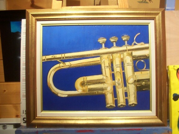 Peinture réaliste d'une trompette dorée sur fond bleu roi nature morte musicale