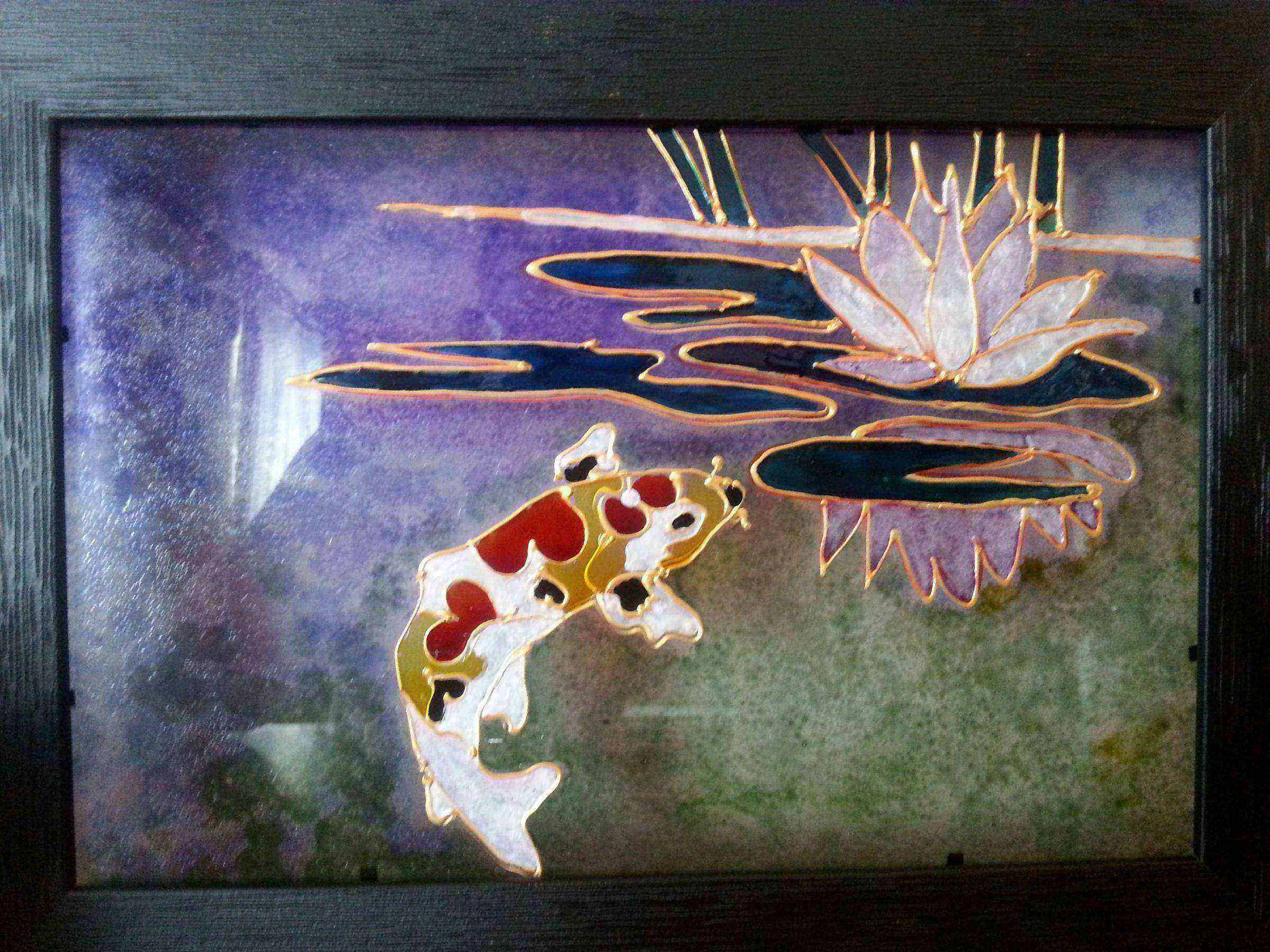 Peinture d'une carpe koi blanche et rouge parmi les nénuphars dans un bassin bleu
